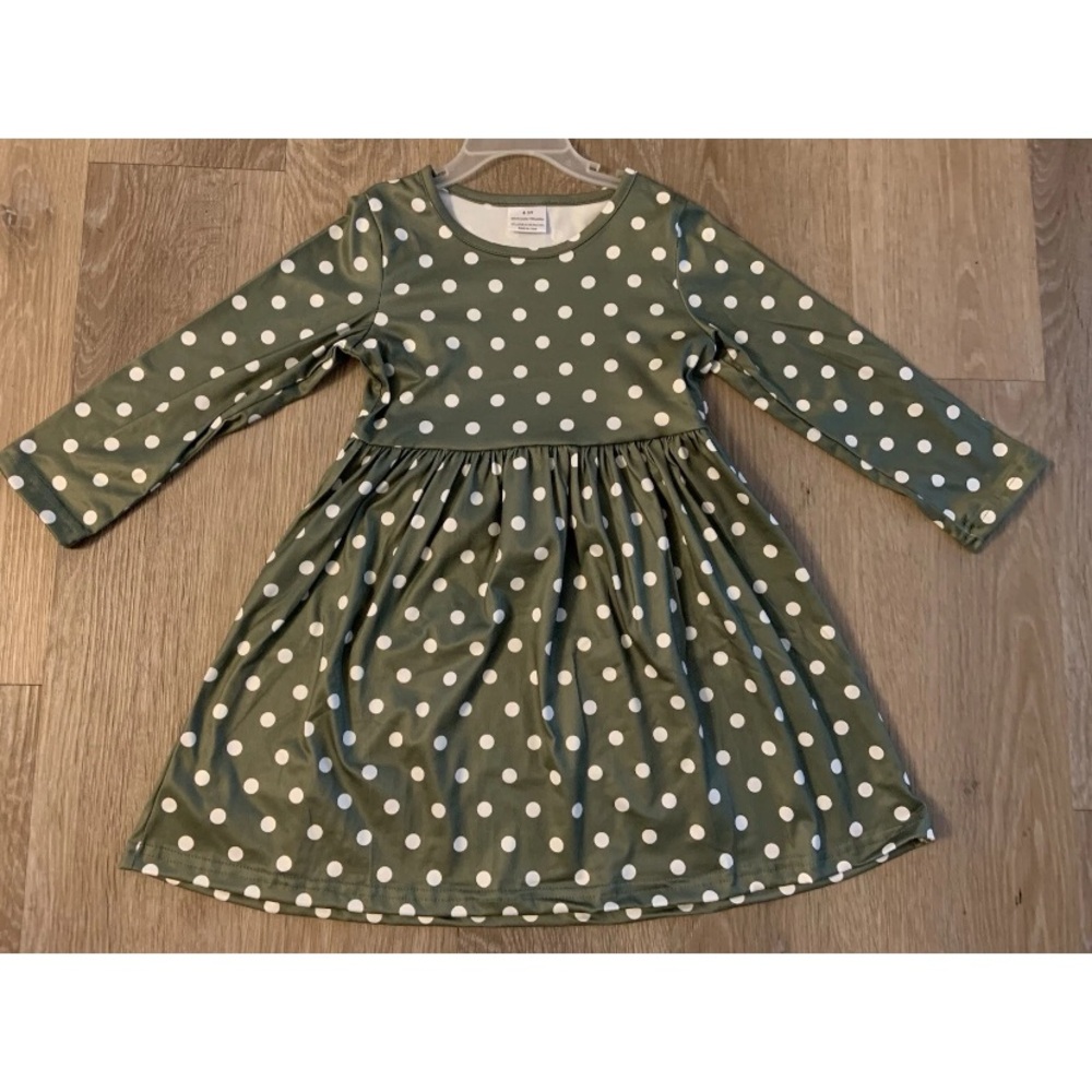 (NWOT) Girl’s Size 4/5 Green & White Polka Dot Ling Sleeve Dress